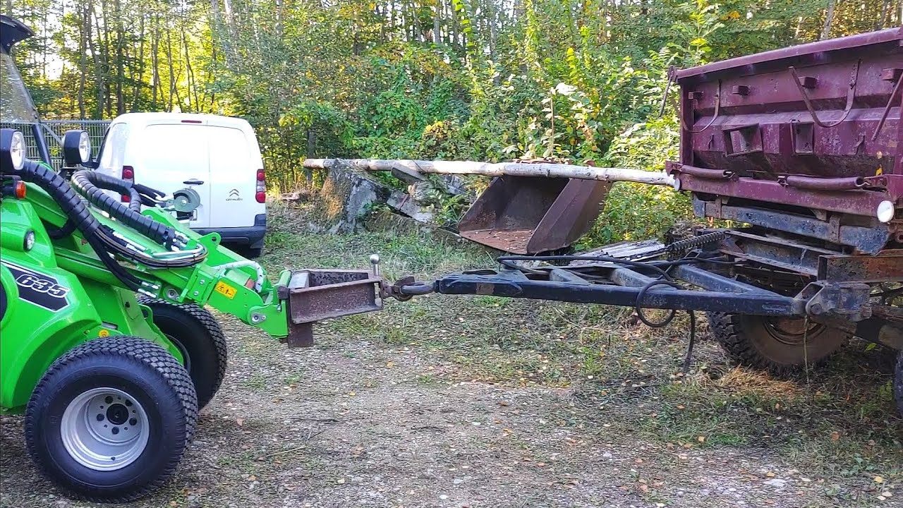 Avant 635 moving a 2ПТС-6 trailer