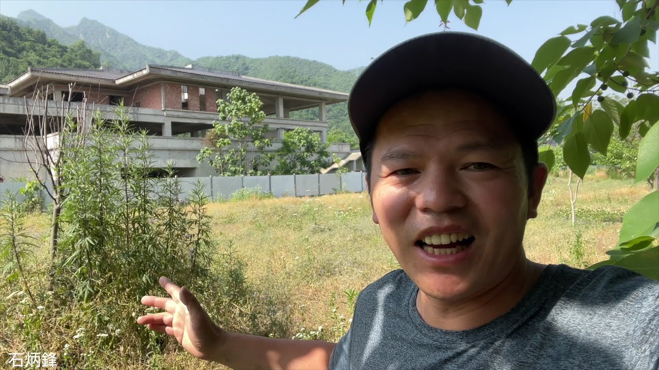 秦嶺終南山下，一棟棟爛尾樓別墅，沿着秦嶺龍脈而建，一字排開
