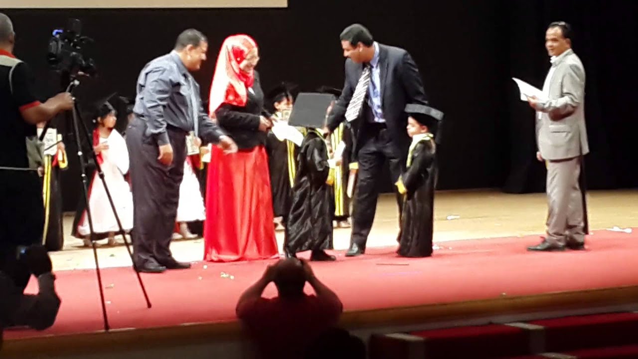 تكريم فراشات kg2 في الحفل الختامي الأول بالمدرسة المصرية للغات فرع صلالة.