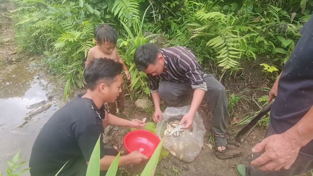 Uncle and the boy with the grandfather go fishing to sell