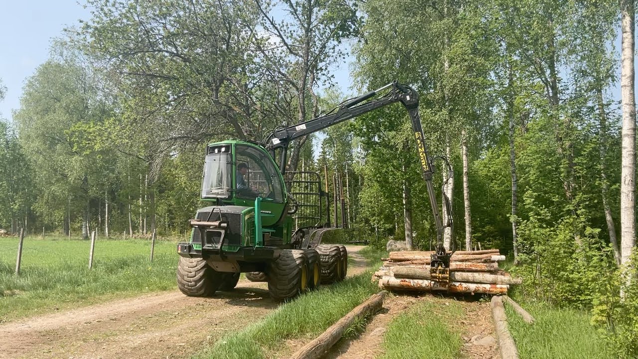 Köp Skotare John Deere 810E på Klaravik