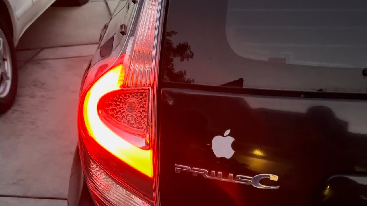 Задний фонарь Toyota Prius C 2018 - 2021: обновление / замена своими руками💡