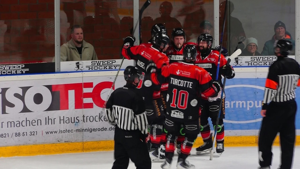 Mit Sternheimer an der Bande  der EHC Königsbrunn dreht die Playoffserie gegen den EV Dingolfing