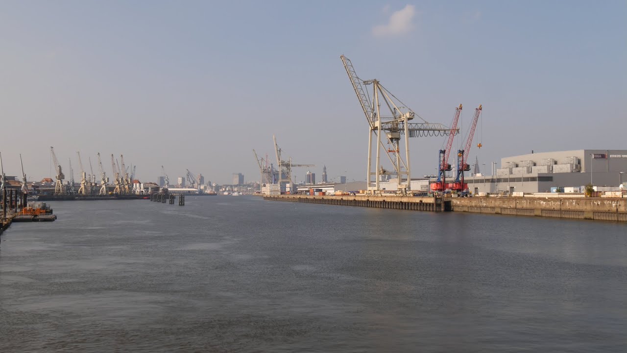 Hamburg: Kleiner Grasbrook, Hansahafen - 4K Video Picture