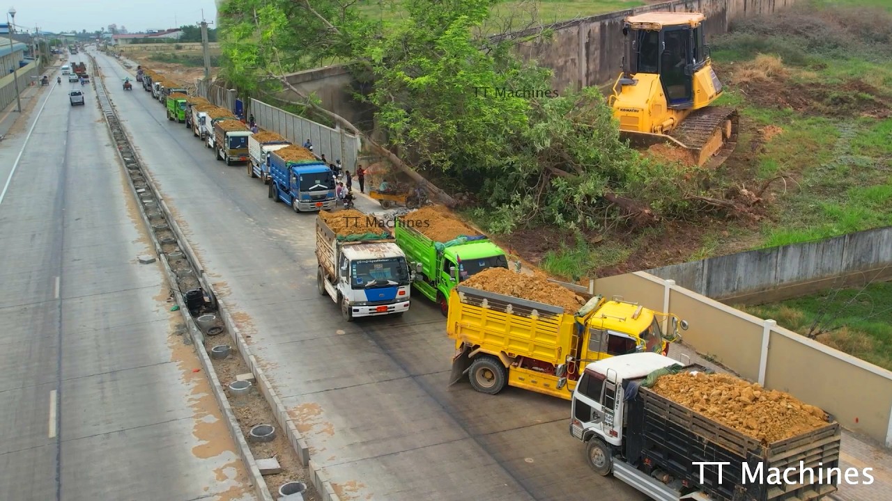 Good Team Work Dump Trucks Many Color Wait Unloading Stone Fill In Box Fence & Dozer Clear Tree