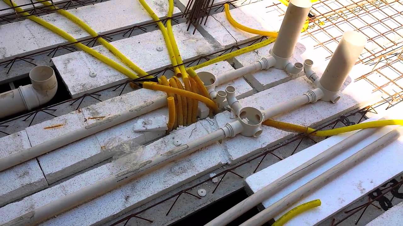 esgoto e ralos por cima da laje