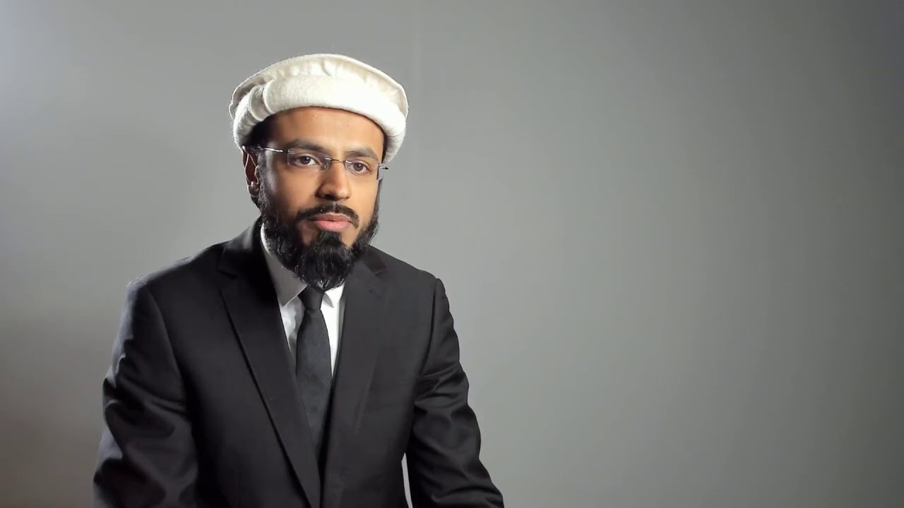 To what extent should Ahmadi men and women interact with one another?