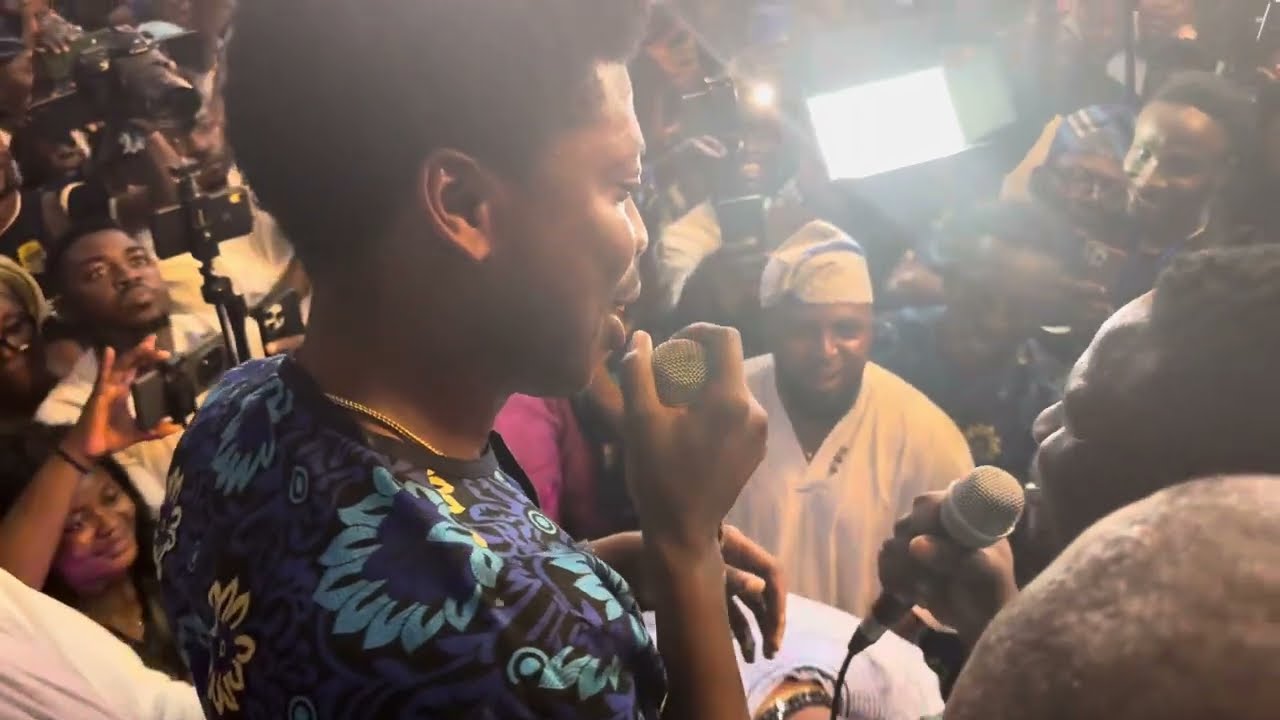APA SINGS FOR ODUNLADE ADEKOLA AT HIS FATHER’S BURIAL CEREMONY 