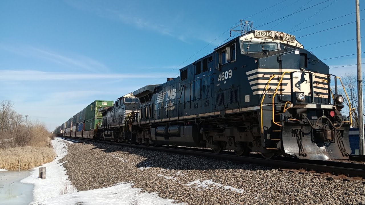 Ns 4609 and Ns 4008 pulls intermodal train at Cooke Rd, OH. (2/12/26)