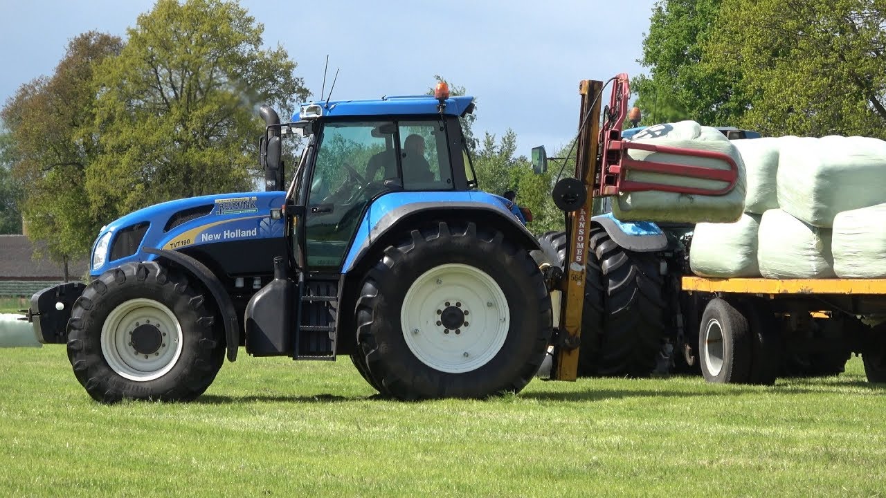 Balen laden met New Holland TVT190 en New Holland Ford 8360 - Loonbedrijf Reimink (2019)