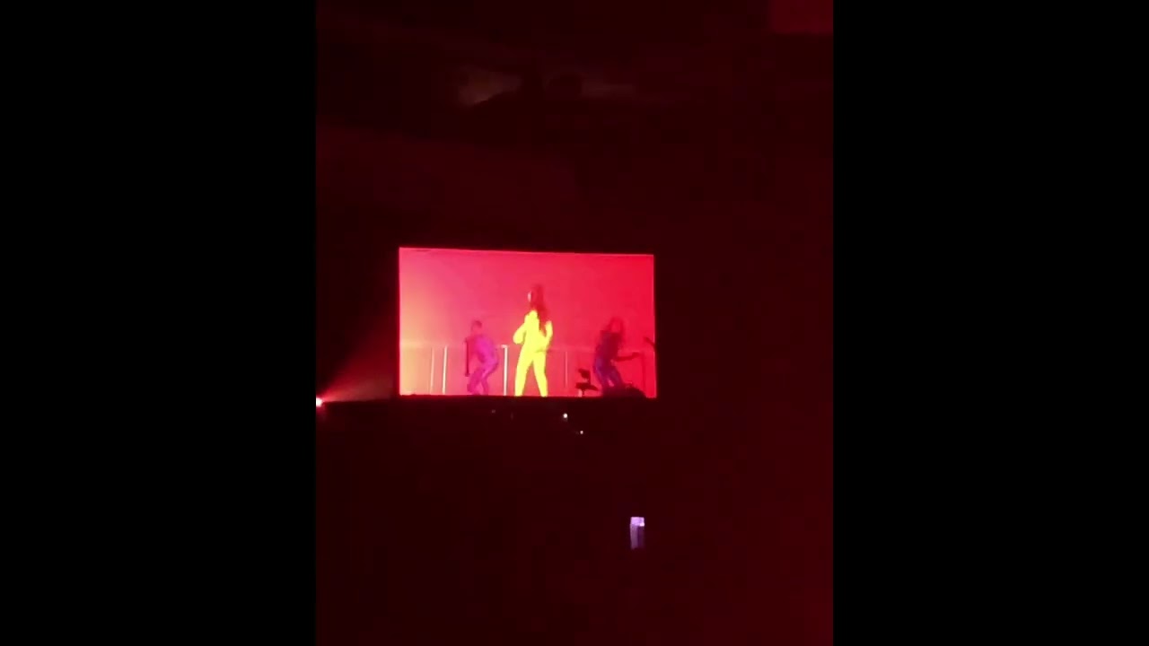 Dua Lipa @ Wells Fargo Center 2022 - Physical