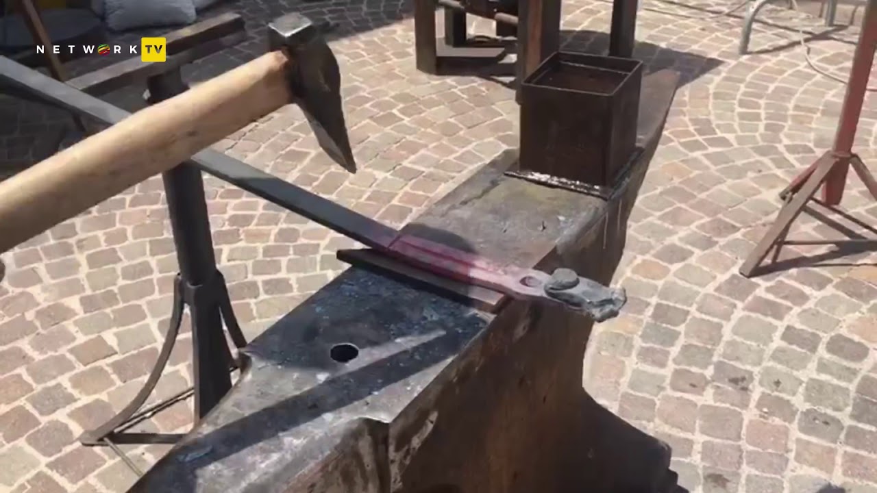 ll fascino della forgiatura e l'arte del ferro in piazza a Velo Veronese