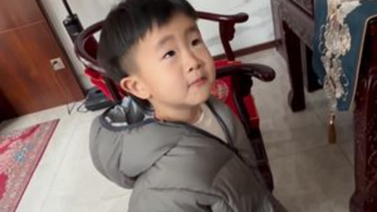 童言无忌，路虎在家的快乐时光，村里的孩子散养模式 没问题吧！