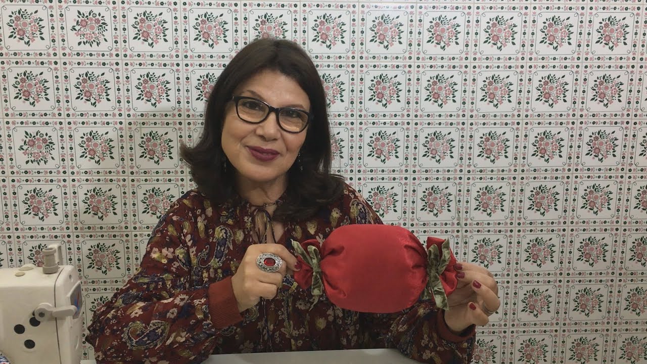 2020 سنة سعيدة / Bonne année 2020 / وسادة على شكل حلوى / Coussin en forme de bonbon