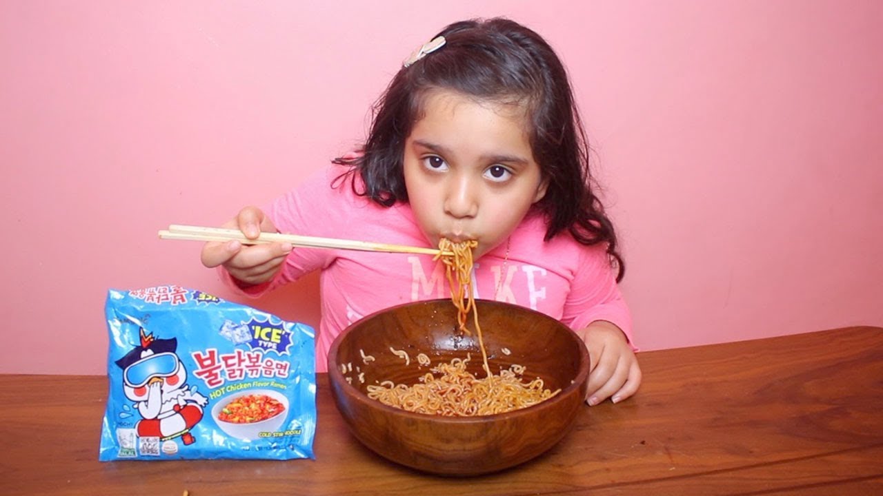 تحدي تجربة نودلز كوري بالثلج !!  🍜 😱