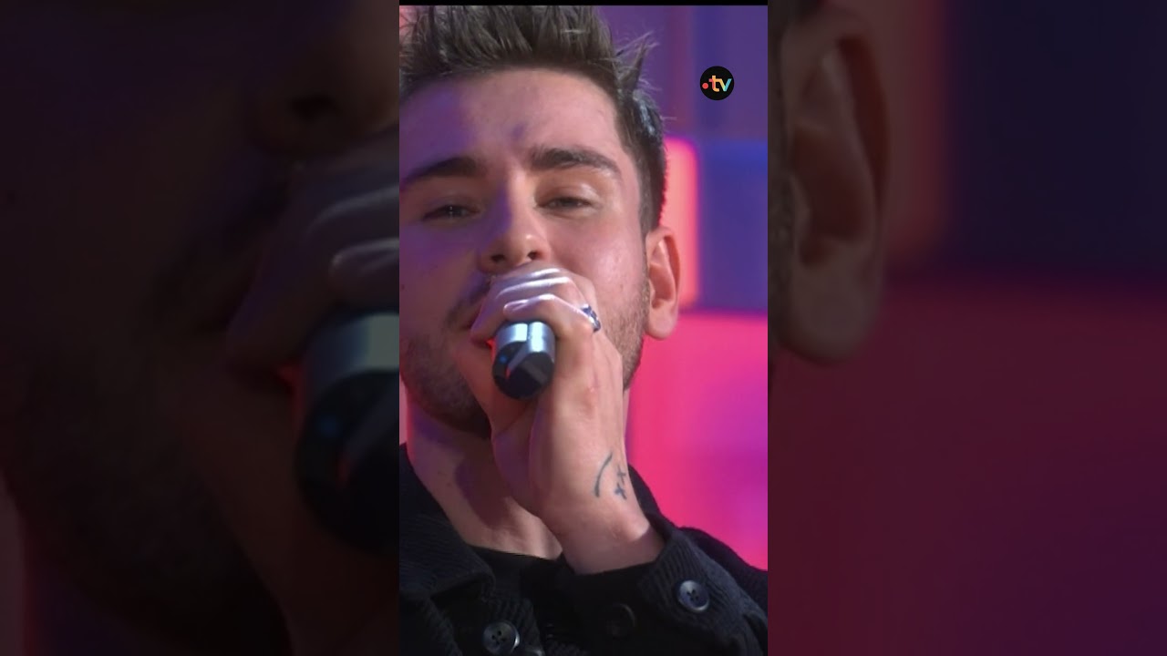 Julien Lieb interpr&egrave;te son titre 