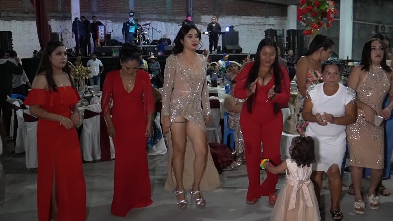 BAILANDO EN EL MERO CORAZON DE LA TIERRA CALIENTE #fiestasdepueblo #guerreromexico #fiesta #baile