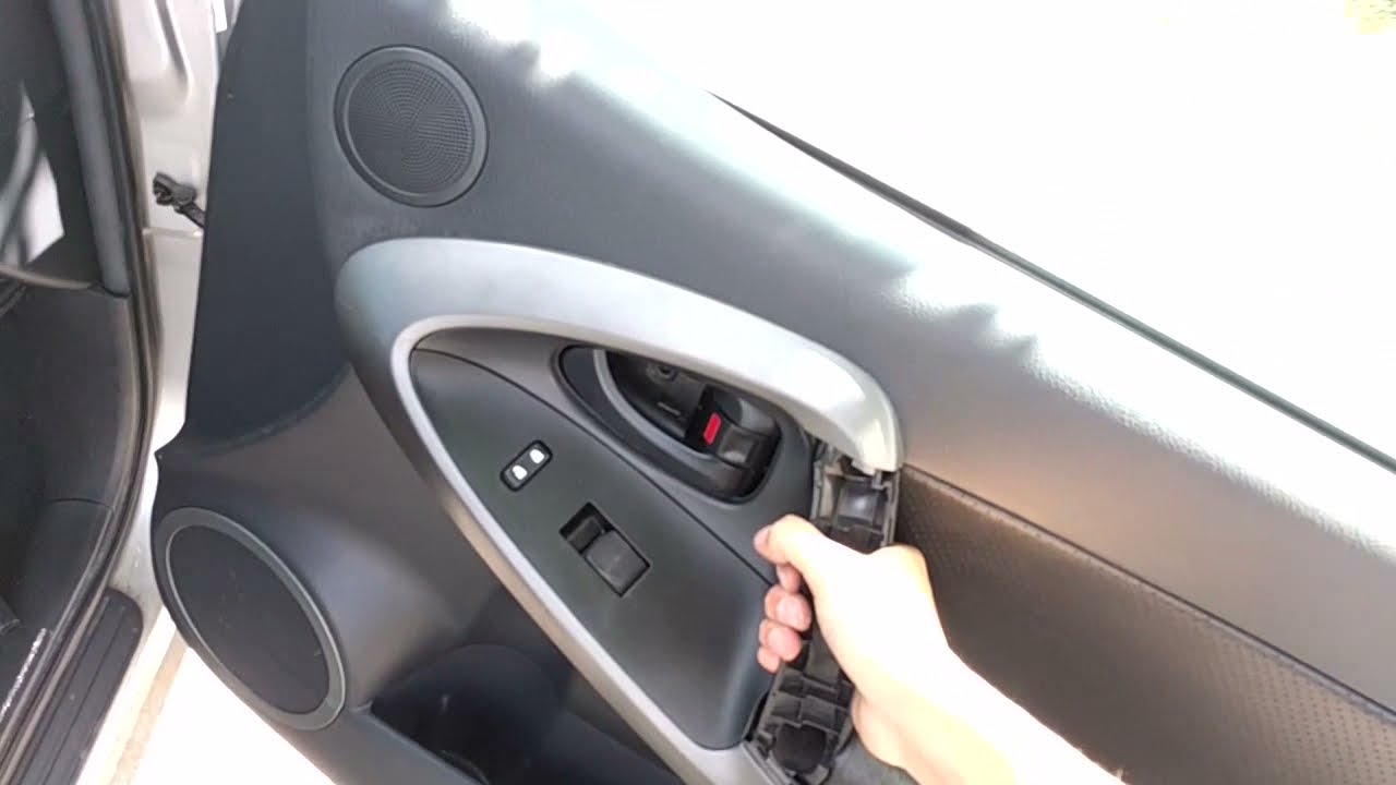Снятие передней дверной панели Toyota RAV4