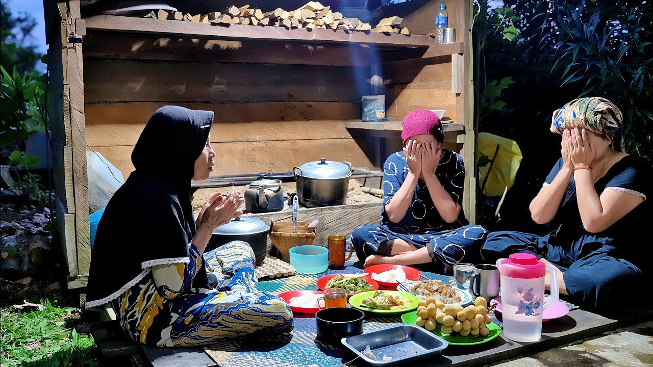 Menu Buka Puasa Garih Ikan Asin & Sagu Ular Ular | Ramadan in a Remote Borneo Village