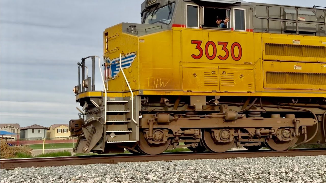 UP MTUPX with 3030 rolls Past Recker Rd in Gilbert AZ headed for Phoenix 