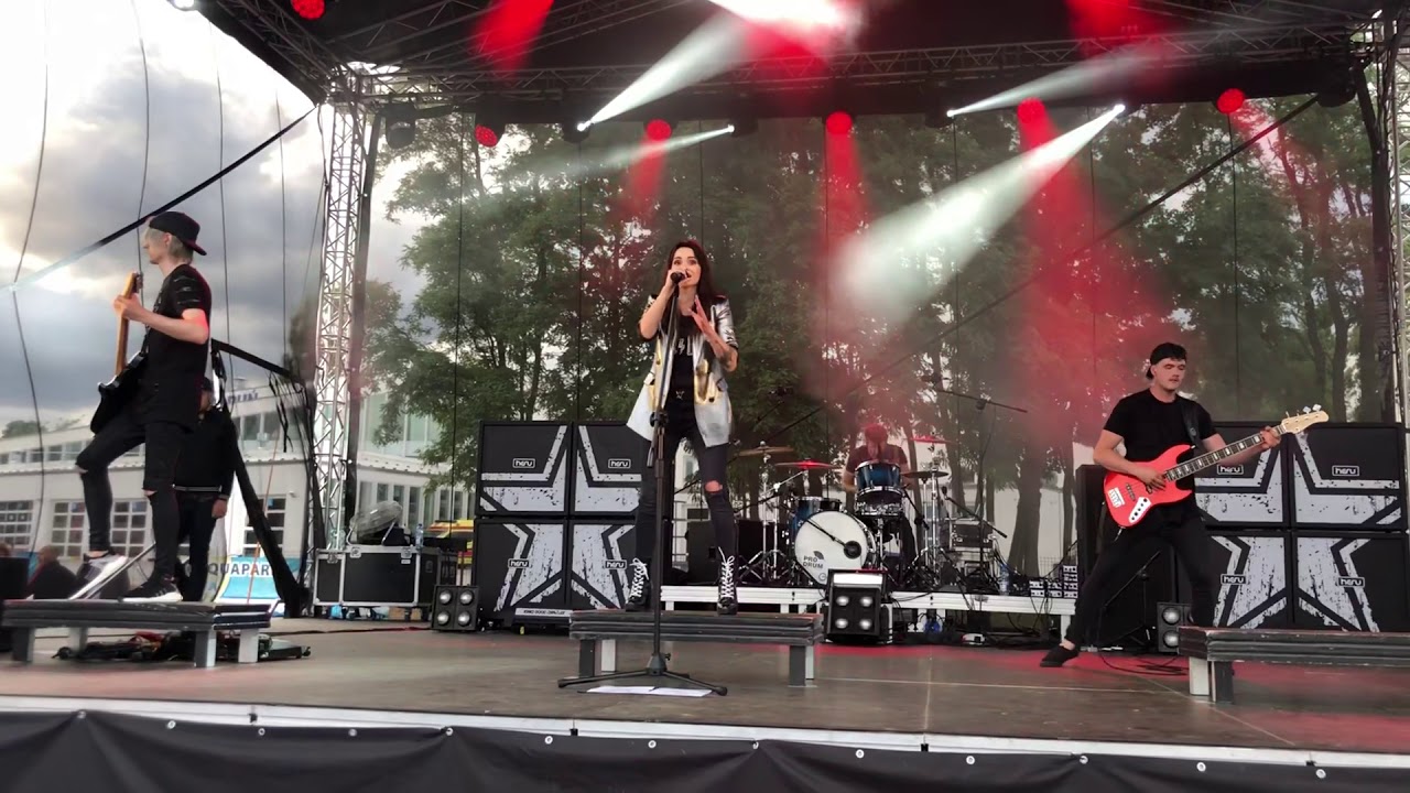 Ewelina Lisowska - Mniej Więcej (Toruń, 24.06.2018)