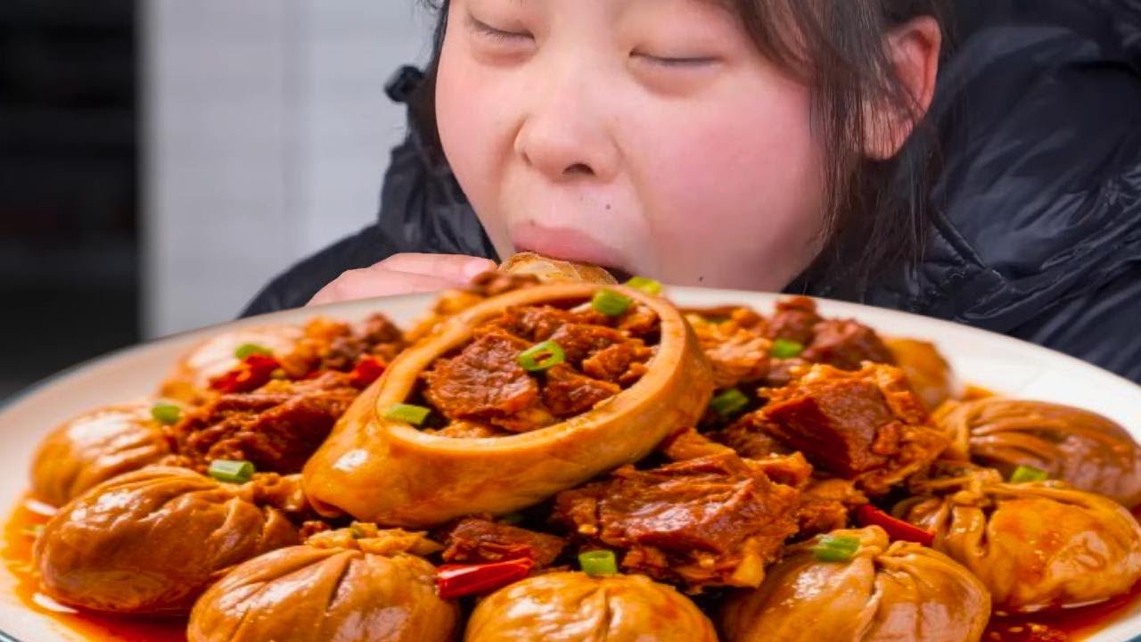 香迷糊了！秋妹狂炫5個整肚包肉，滿嘴爆汁，弟弟饞到想上手搶！ 【顏美食】
