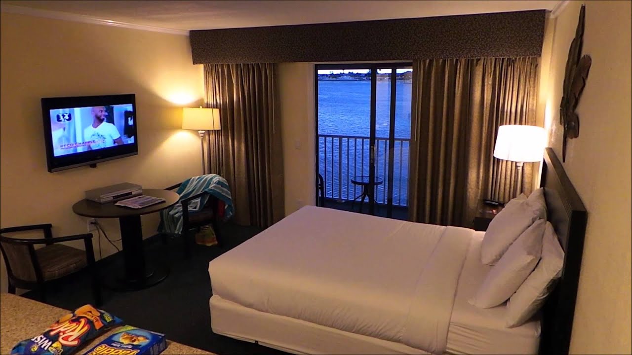 Взгляд изнутри на Sailport Waterfront Suites в заливе Тампа, Флорида, 33607