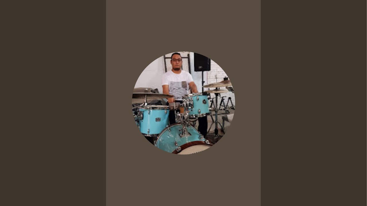 Erick De La Cruz, baterista.  está en vivo
