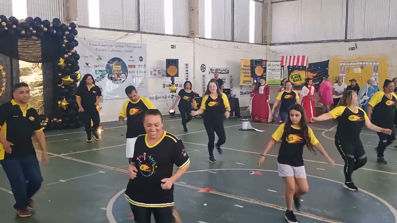 Amigos do flash back dança e alegria nas escolas de Passo Fundo RS 