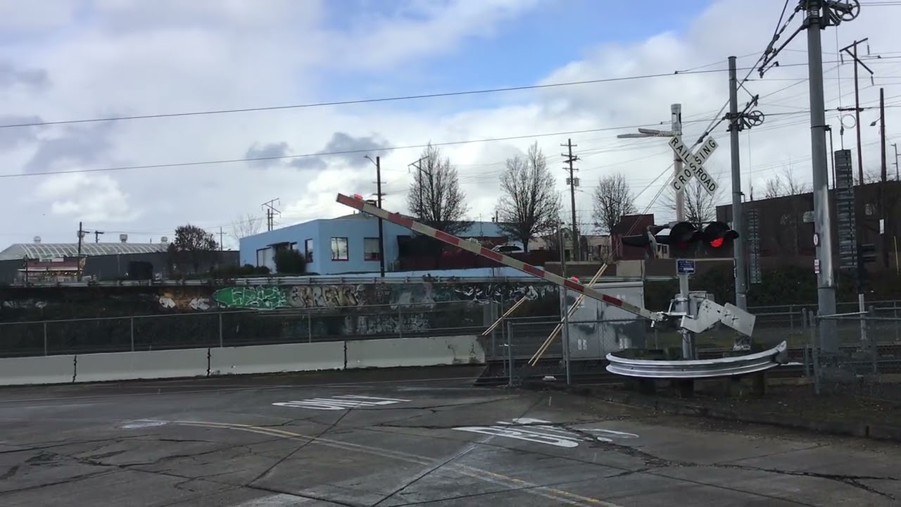 Eastbound MAX🚊crossing Trimet Bus 🚎 Only