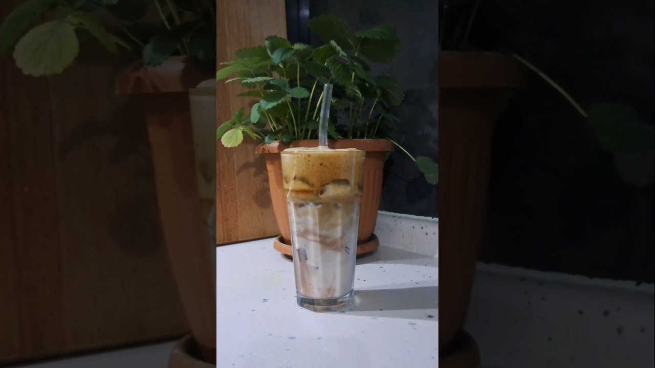 delicious strawberry coffee 🍓🍧 #coffee #tasty #icedcoffee #anxiety #cook #yummytasty