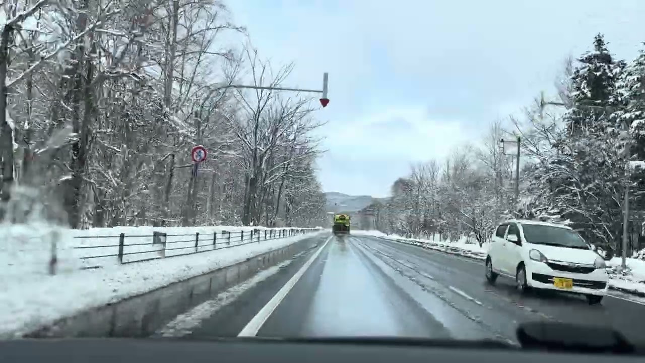 峠道で融雪剤散布車の後ろを走る｜塩カルドライブ