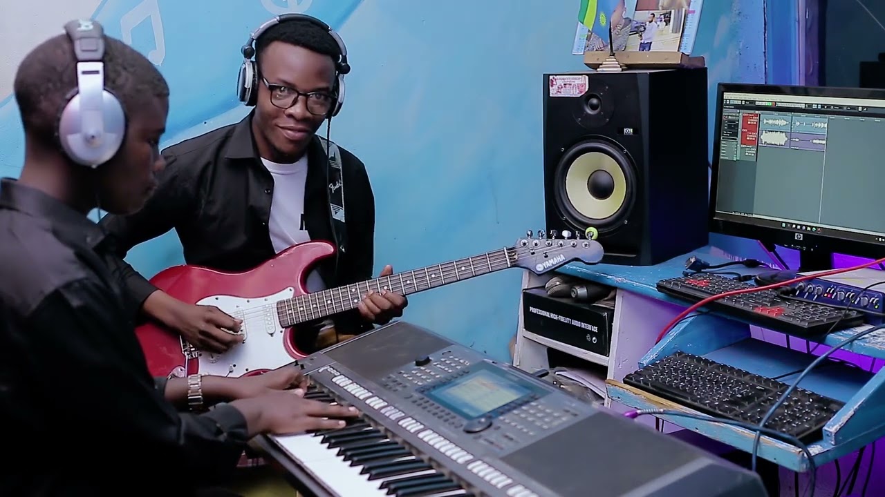 Nari ntegereje amahoro covered by Ni Bienvenu solo and Fiette keys.