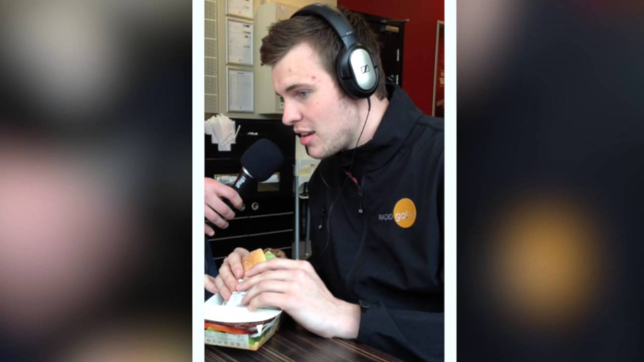 Reporter-Adrian spiser burger p&aring; tid