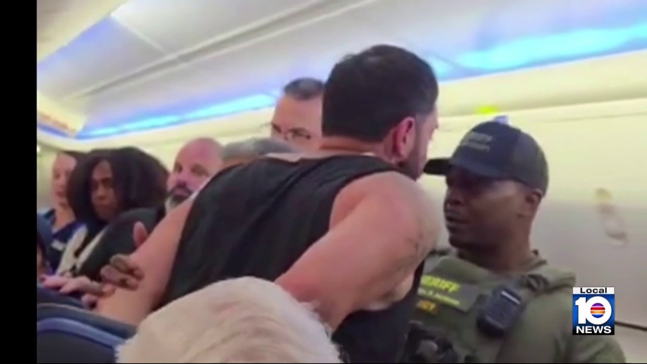 На видео попал дебошир на рейсе авиакомпании United