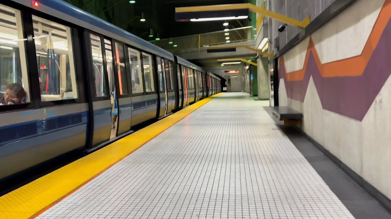 Arriving and Exiting Station Metro Verdun Ligne Vert Montréal 🟢