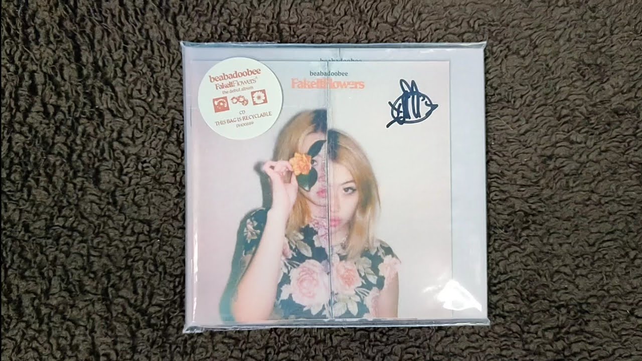 Unboxing beebadoobee - Fake It Flowers Signed CD