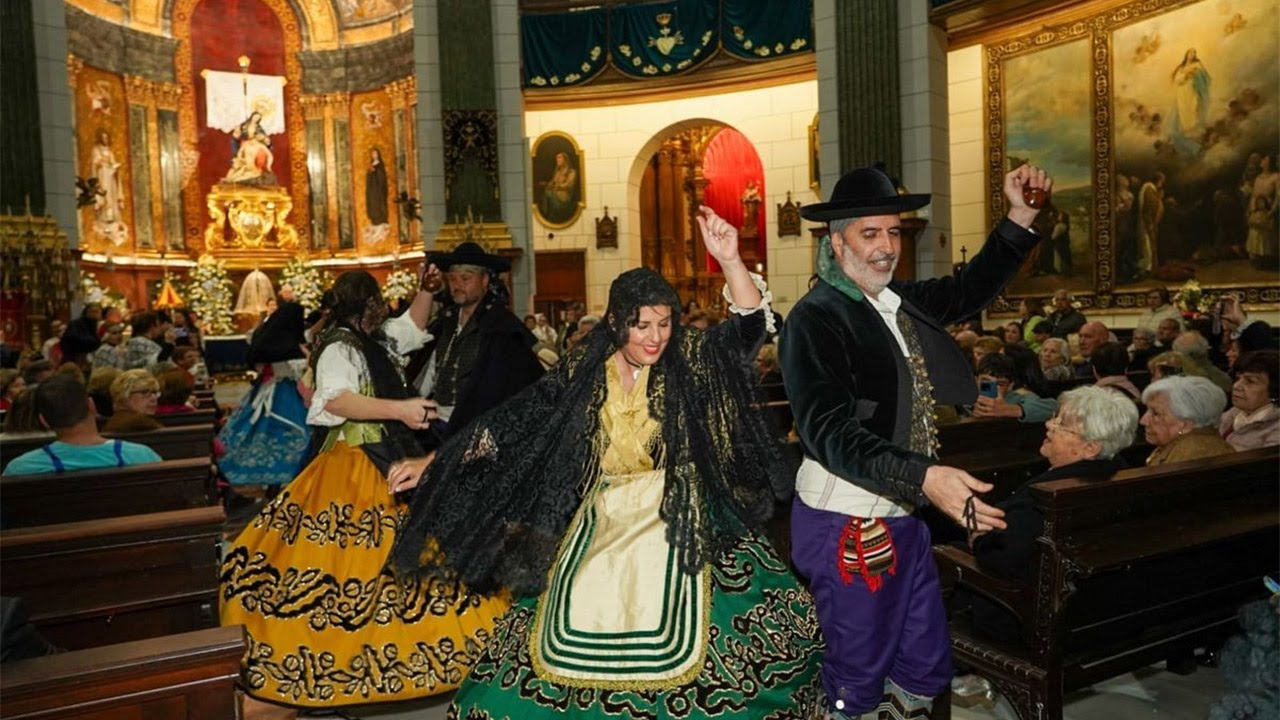 La Ofrenda a la Patrona llena de flores y bailes la basílica de la Caridad