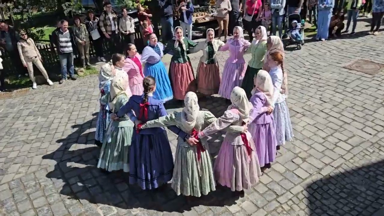K&ouml;rt&aacute;nc az utc&aacute;n - N&oacute;gr&aacute;d T&aacute;ncegy&uuml;ttes