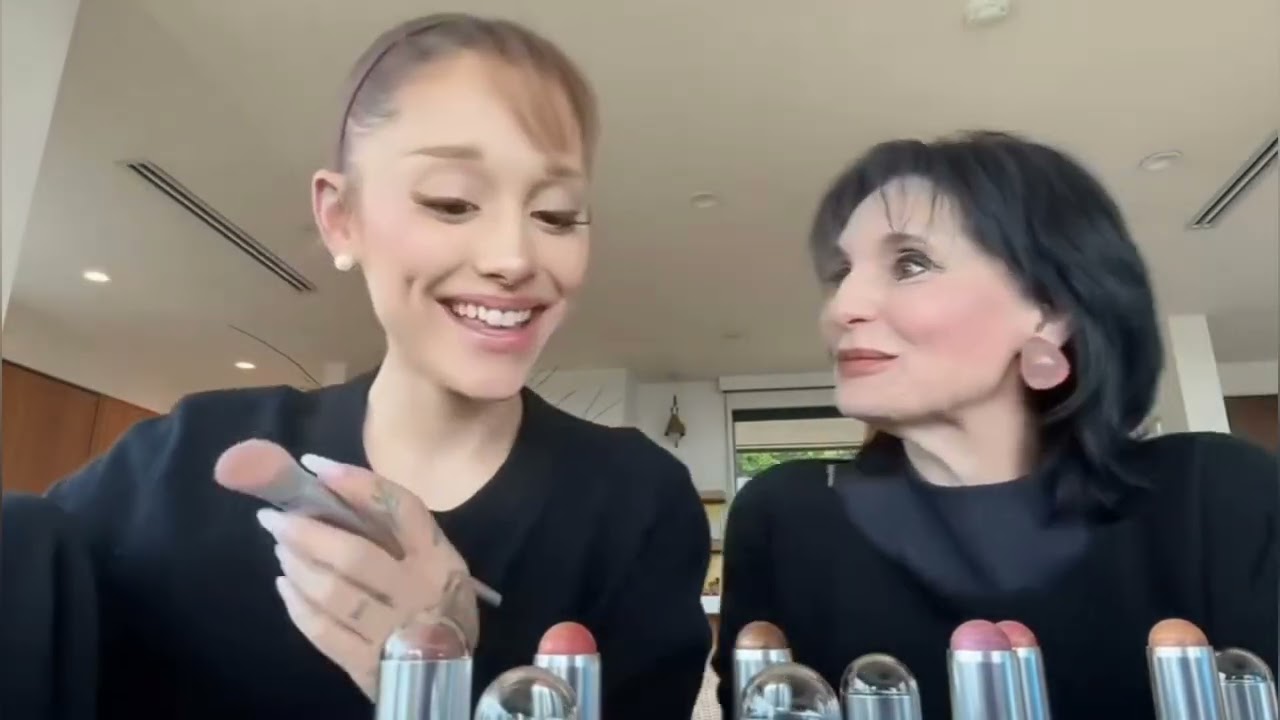 ARIANA GRANDE AND HER MOTHER,like mother like daughter ari and joan try on mélange à trois together