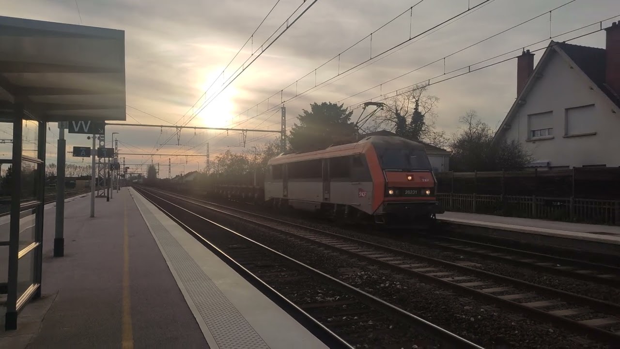 Passage d'un train de marchandise diverse avec une BB 26231 + klaxon