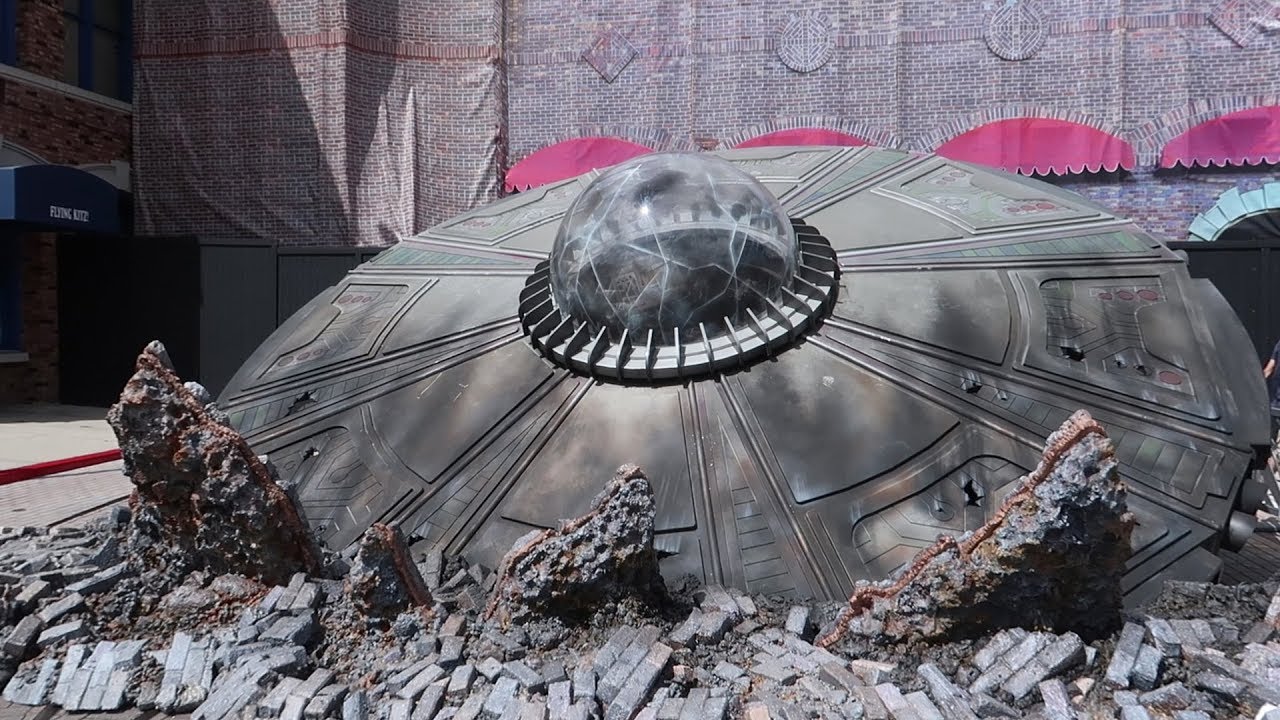 We Found A UFO At Universal Studios Orlando | HHN27 Street Props & Lunch At Lombards