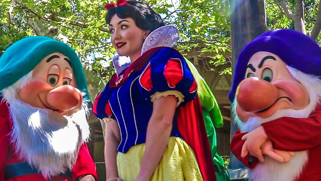 Snow White and the Seven Dwarfs Appear at the Disneyland Resort