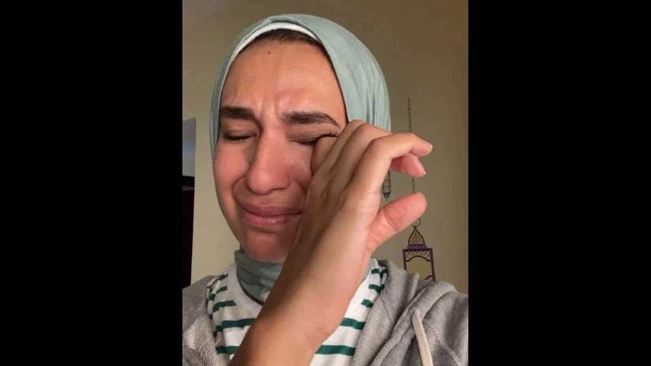 يمني دحروج مؤسسة مبادرة الاحتضان في مصر تنهار بعد ترك طفلة متبناه بعد 3سنين من التبني