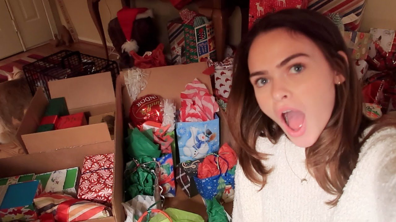Wrapping Presents! & Getting Ready for Christmas (Vlogmas 22-23!)