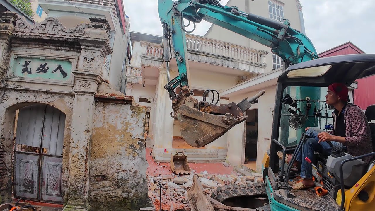 Máy Xúc Phá Nhà Những Giữ Lại Cổng Cổ - Quả Cổng Có 1 Không 2 Tiền Tỷ Cũng Không Mua Được