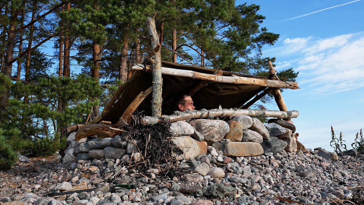Left Alone for 3 Days on an Island - Building a Bushcraft Shelter