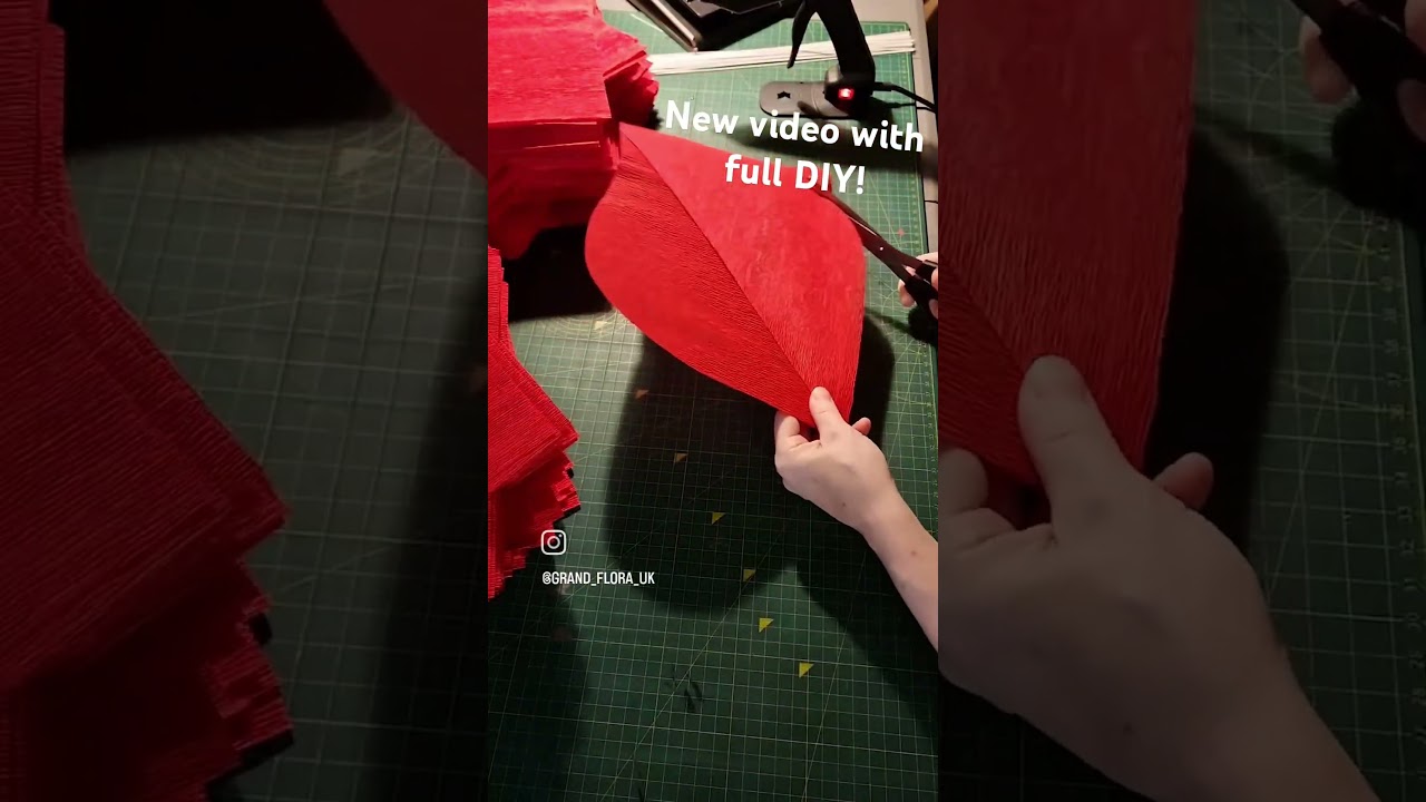 Diy crepe paper giant poinsettia #christmas #giantpaperflowers #paperflower ##partydecorations