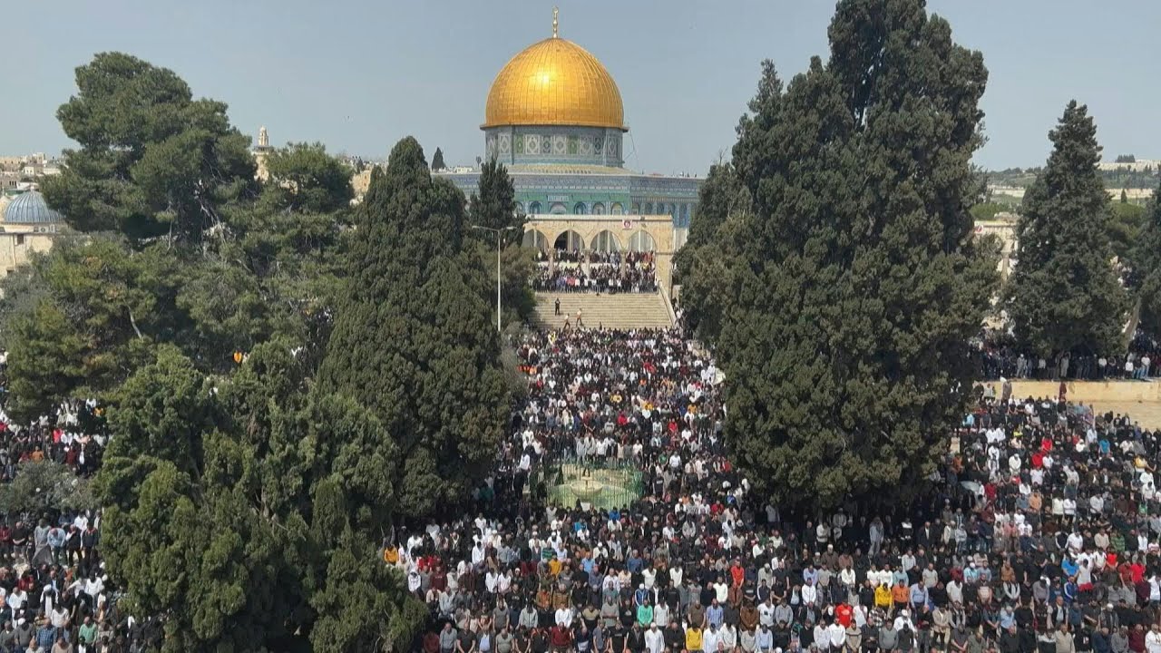 Muçulmanos realizam primeira reza do Ramadã na Esplanada das Mesquitas | AFP