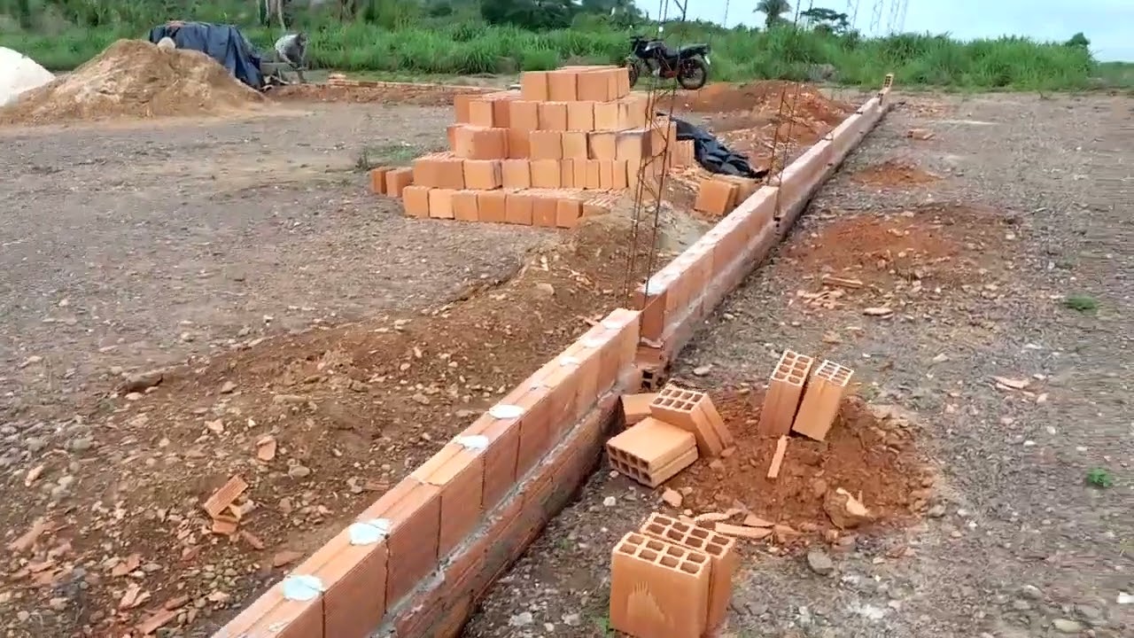 CONSTRUÇÃO CIVIL COMO ESSE PEDREIRO ASENTA TIJOLOS EM UM BALDRAME DE MURO ELE É PROFISSIONAL 